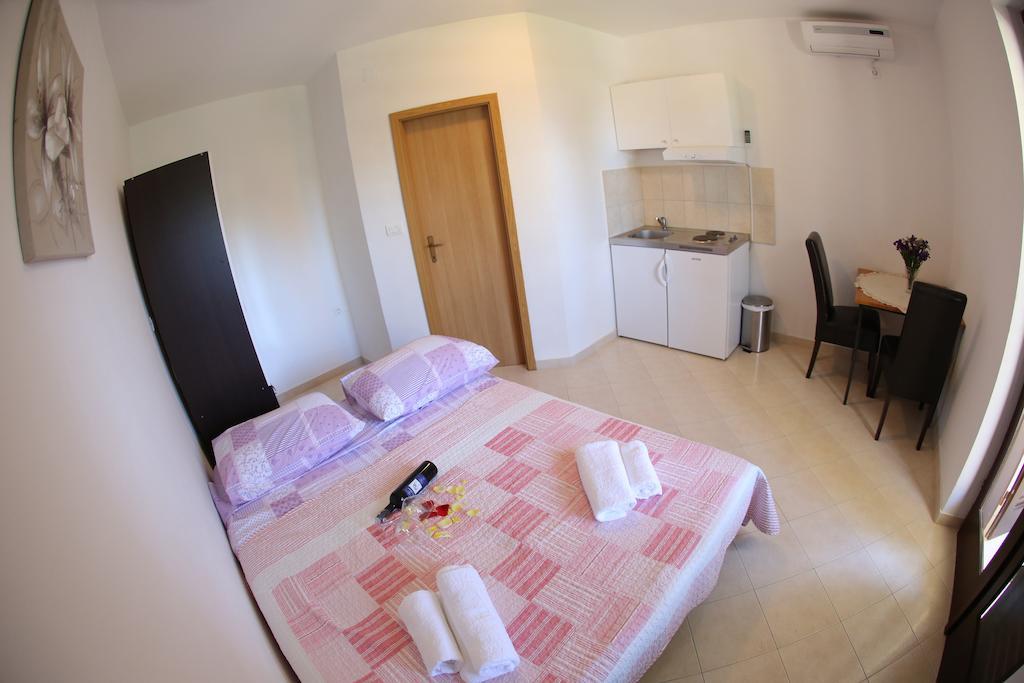 Apartments Vedrana Zadar Room photo